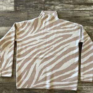 TAHARI WOMEN SWEATER , SIZE MEDIUM